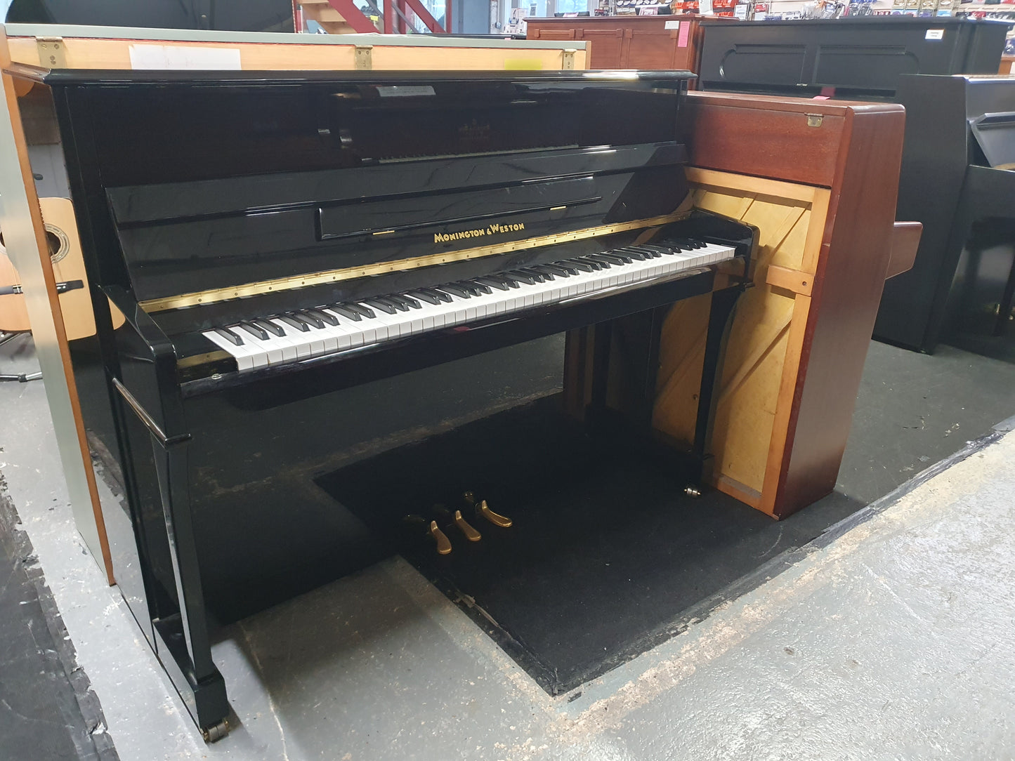 Monington & Weston Upright