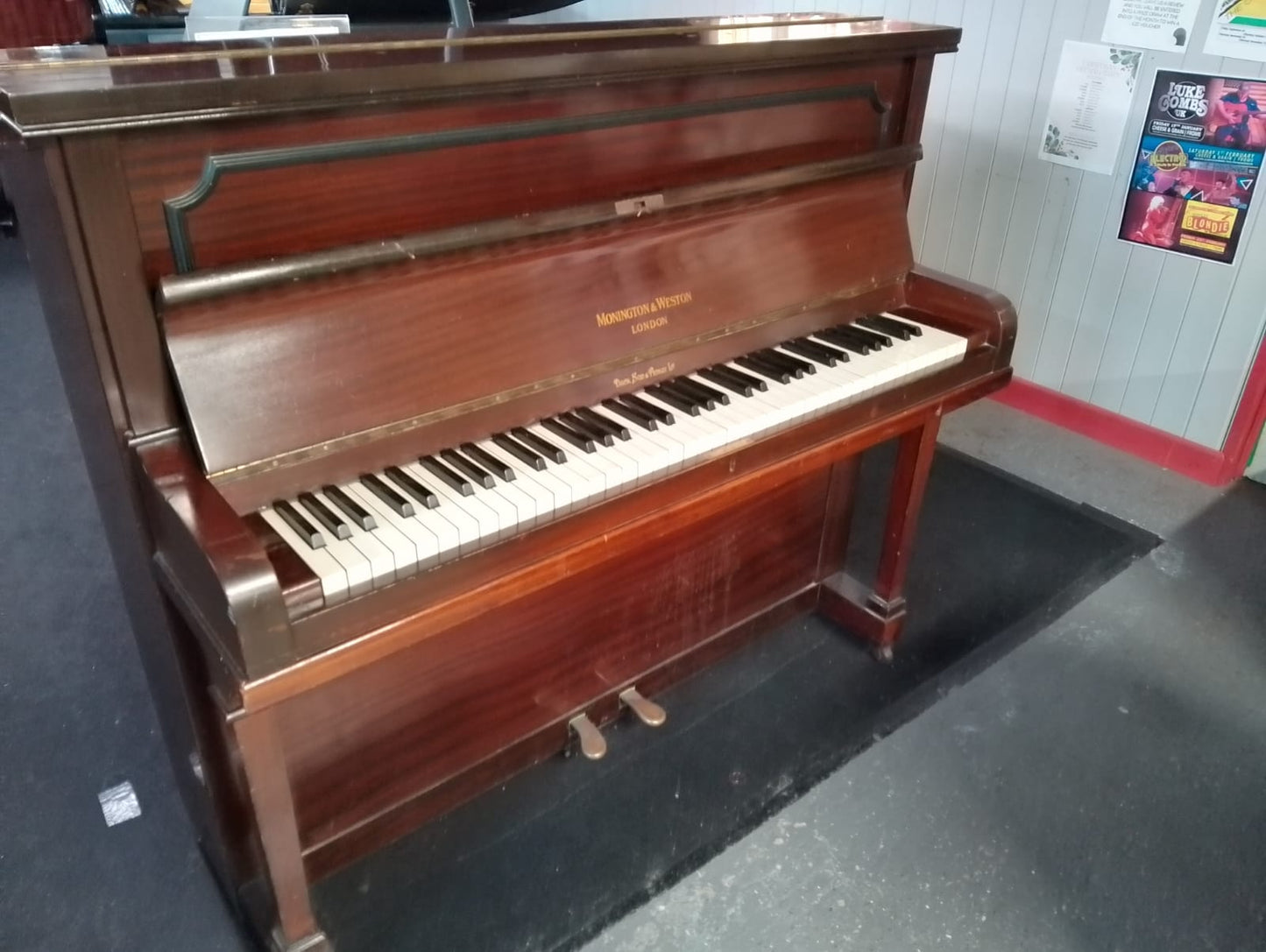 Monington & Weston Upright